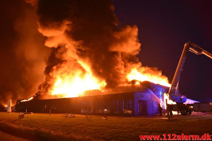 Brand i Industri. Ndr. Fabriksvej i Hedensted. 03/04-2017. Kl. 19:55.