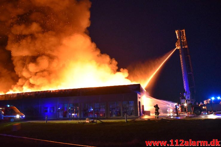 Brand i Industri. Ndr. Fabriksvej i Hedensted. 03/04-2017. Kl. 19:55.