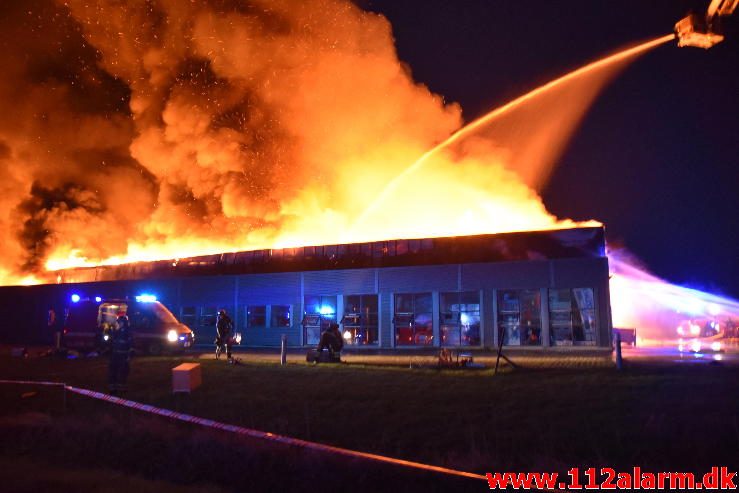 Brand i Industri. Ndr. Fabriksvej i Hedensted. 03/04-2017. Kl. 19:55.