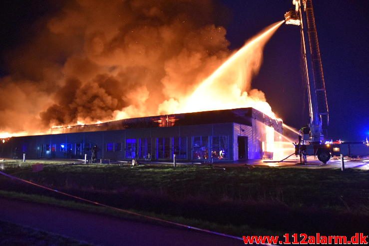 Brand i Industri. Ndr. Fabriksvej i Hedensted. 03/04-2017. Kl. 19:55.