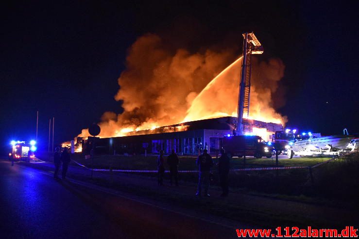 Brand i Industri. Ndr. Fabriksvej i Hedensted. 03/04-2017. Kl. 19:55.