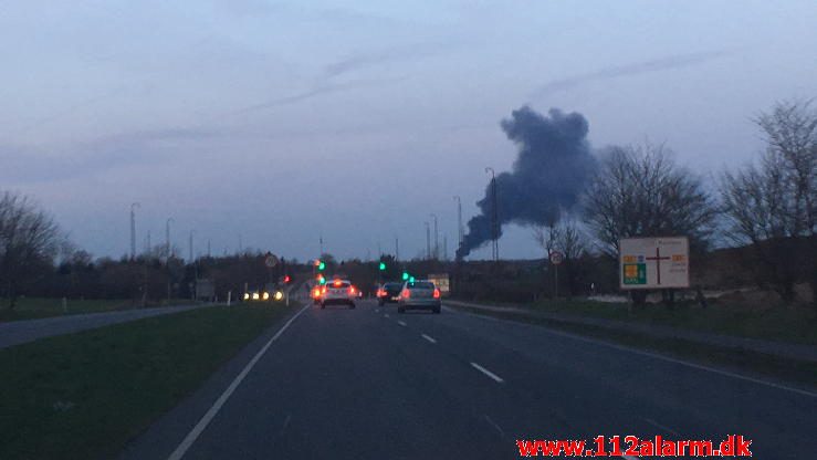 Brand i Industri. Ndr. Fabriksvej i Hedensted. 03/04-2017. Kl. 19:55.