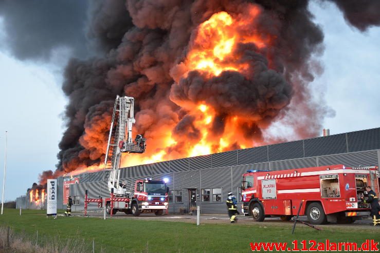 Brand i Industri. Ndr. Fabriksvej i Hedensted. 03/04-2017. Kl. 19:55.