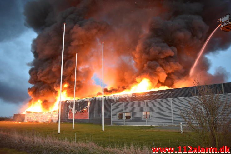 Brand i Industri. Ndr. Fabriksvej i Hedensted. 03/04-2017. Kl. 19:55.