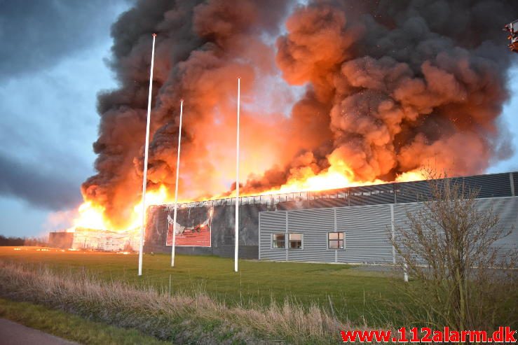 Brand i Industri. Ndr. Fabriksvej i Hedensted. 03/04-2017. Kl. 19:55.