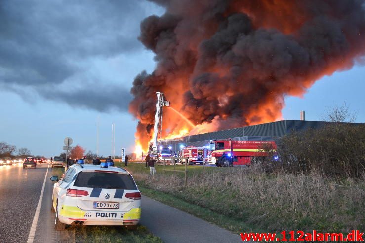 Brand i Industri. Ndr. Fabriksvej i Hedensted. 03/04-2017. Kl. 19:55.