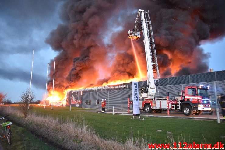 Brand i Industri. Ndr. Fabriksvej i Hedensted. 03/04-2017. Kl. 19:55.