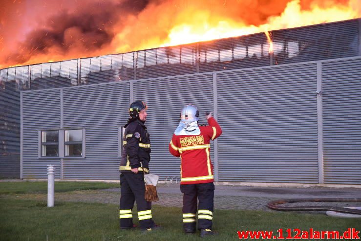 Brand i Industri. Ndr. Fabriksvej i Hedensted. 03/04-2017. Kl. 19:55.