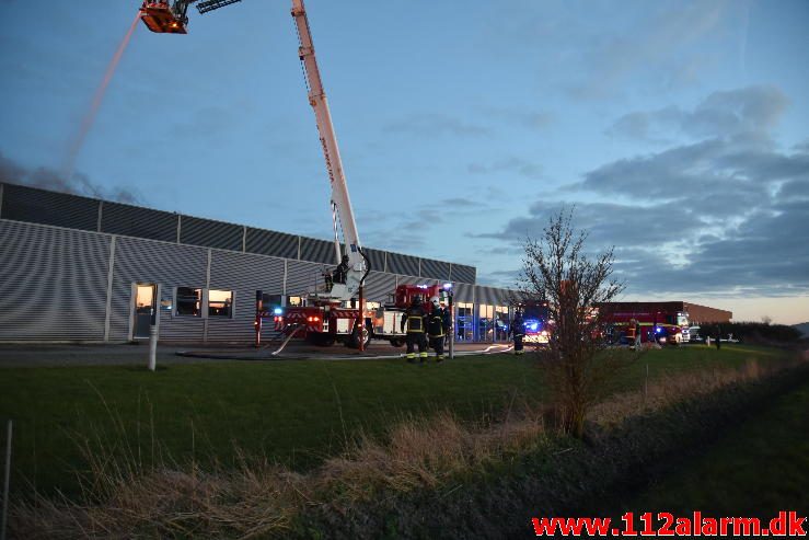 Brand i Industri. Ndr. Fabriksvej i Hedensted. 03/04-2017. Kl. 19:55.