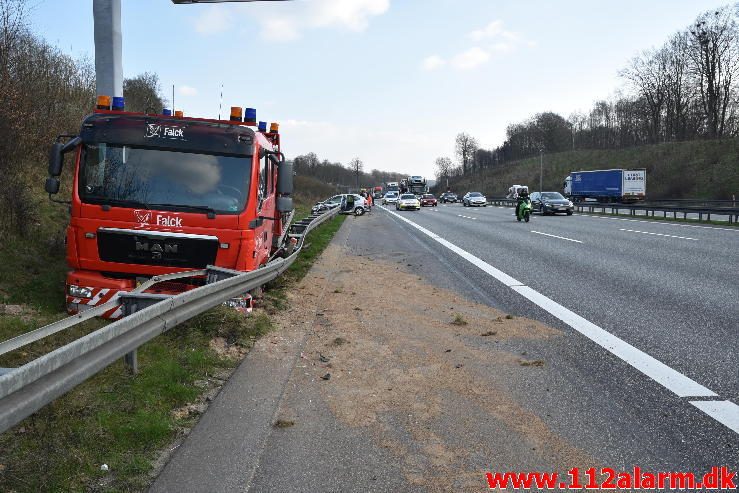 Mindre Trafikuheld. Motorvejen E45 ved broen. 04/04-2017. Kl. 16:25.