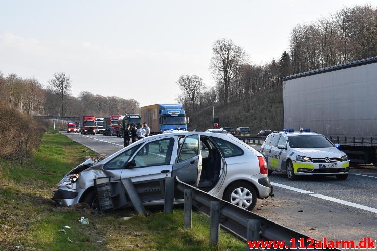 Mindre Trafikuheld. Motorvejen E45 ved broen. 04/04-2017. Kl. 16:25.