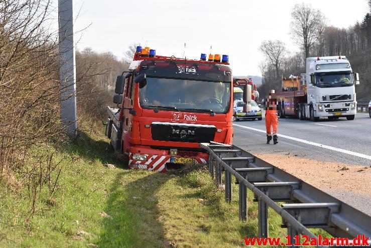 Mindre Trafikuheld. Motorvejen E45 ved broen. 04/04-2017. Kl. 16:25.