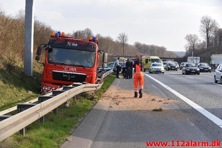 Mindre Trafikuheld. Motorvejen E45 ved broen. 04/04-2017. Kl. 16:25.