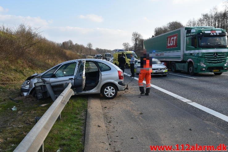 Mindre Trafikuheld. Motorvejen E45 ved broen. 04/04-2017. Kl. 16:25.