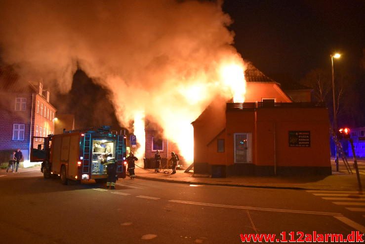 Brand i Etageejendom. Fredericiavej i Vejle. 09/04-2017. Kl. 04:34.