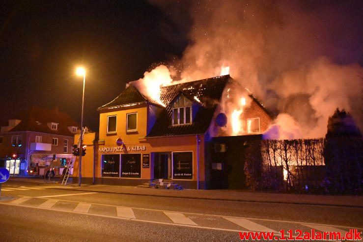 Brand i Etageejendom. Fredericiavej i Vejle. 09/04-2017. Kl. 04:34.