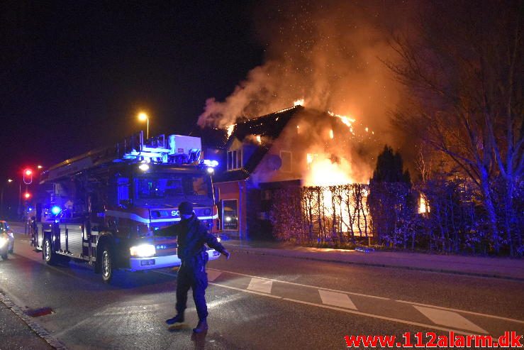 Brand i Etageejendom. Fredericiavej i Vejle. 09/04-2017. Kl. 04:34.