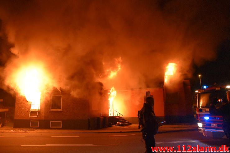 Brand i Etageejendom. Fredericiavej i Vejle. 09/04-2017. Kl. 04:34.