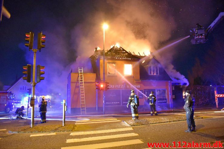 Brand i Etageejendom. Fredericiavej i Vejle. 09/04-2017. Kl. 04:34.