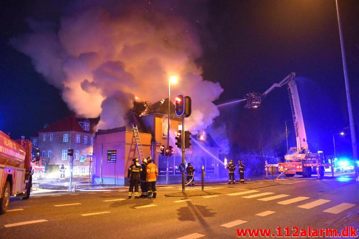 Brand i Etageejendom. Fredericiavej i Vejle. 09/04-2017. Kl. 04:34.