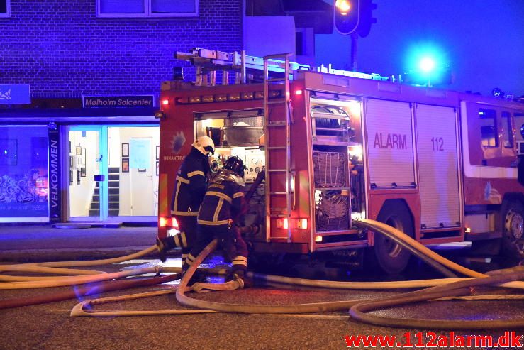 Brand i Etageejendom. Fredericiavej i Vejle. 09/04-2017. Kl. 04:34.