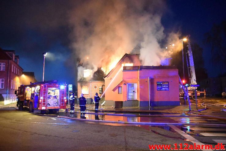 Brand i Etageejendom. Fredericiavej i Vejle. 09/04-2017. Kl. 04:34.