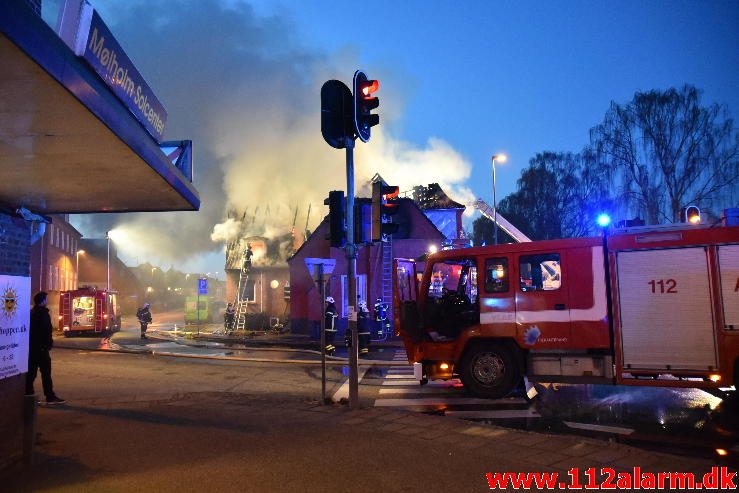 Brand i Etageejendom. Fredericiavej i Vejle. 09/04-2017. Kl. 04:34.