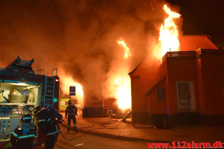 Brand i Etageejendom. Fredericiavej i Vejle. 09/04-2017. Kl. 04:34.