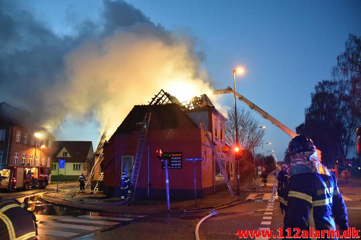 Brand i Etageejendom. Fredericiavej i Vejle. 09/04-2017. Kl. 04:34.