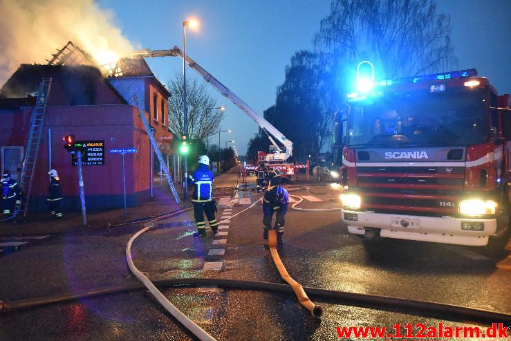 Brand i Etageejendom. Fredericiavej i Vejle. 09/04-2017. Kl. 04:34.