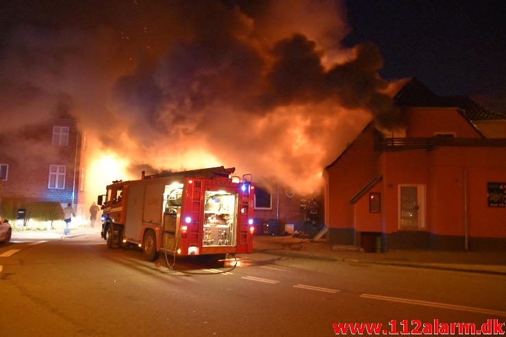 Brand i Etageejendom. Fredericiavej i Vejle. 09/04-2017. Kl. 04:34.