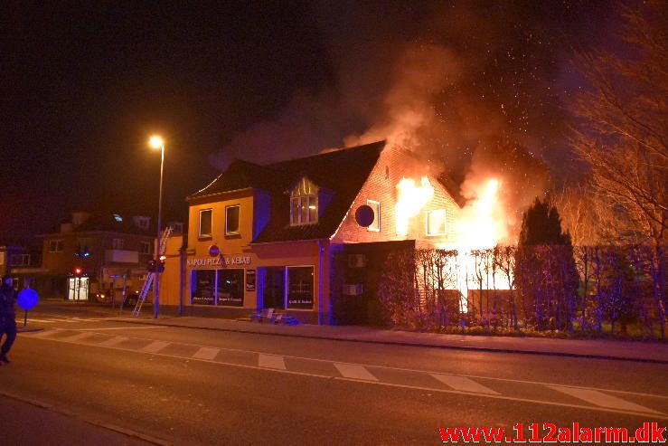 Brand i Etageejendom. Fredericiavej i Vejle. 09/04-2017. Kl. 04:34.