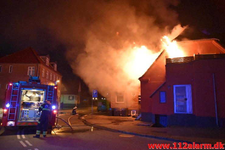 Brand i Etageejendom. Fredericiavej i Vejle. 09/04-2017. Kl. 04:34.