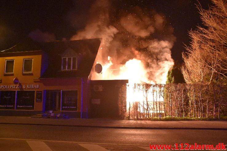 Brand i Etageejendom. Fredericiavej i Vejle. 09/04-2017. Kl. 04:34.