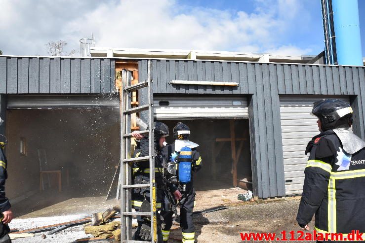 Brand i Industribygning. Skelvangen i Bredballe. 18/04-2017. Kl. 14:11.