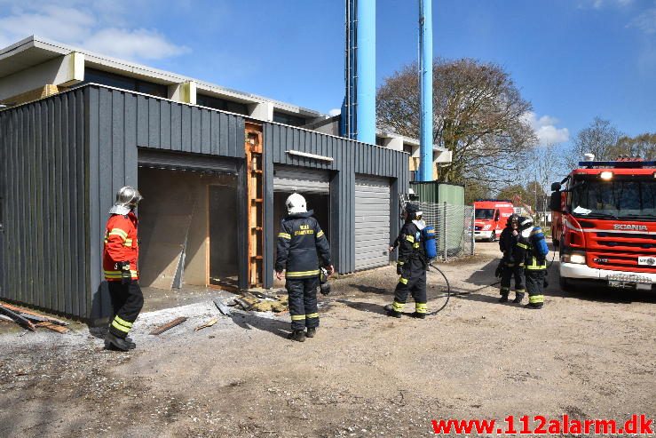 Brand i Industribygning. Skelvangen i Bredballe. 18/04-2017. Kl. 14:11.