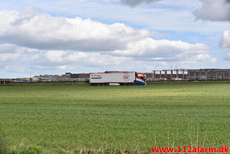 Lastbil kørt ved siden af motorvejen. Lige ud for Boligbeton ved Løsning. 23/04-2017. Kl. 14:46.