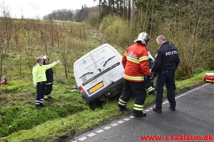 Bil ende i grøften. Grejsdalsvej lige før Fløjstrup. 28/04-2017. Kl. 08:06.