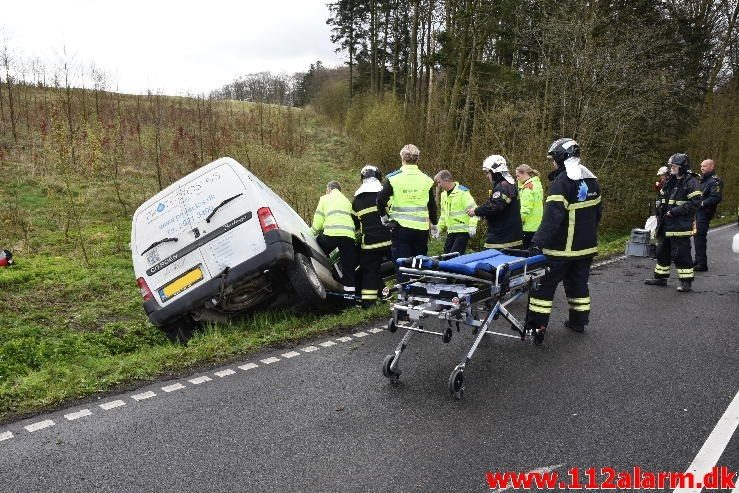 Bil ende i grøften. Grejsdalsvej lige før Fløjstrup. 28/04-2017. Kl. 08:06.