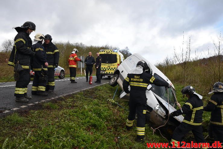 Bil ende i grøften. Grejsdalsvej lige før Fløjstrup. 28/04-2017. Kl. 08:06.