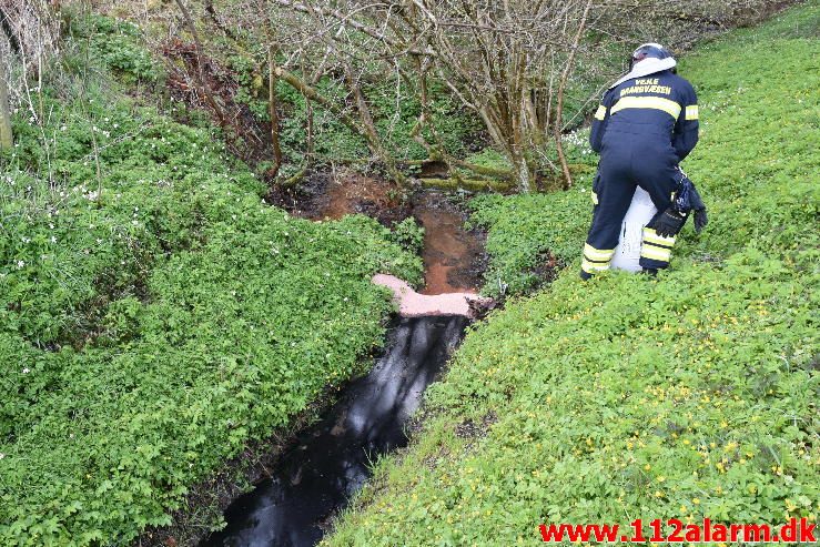 Bil ende i grøften. Grejsdalsvej lige før Fløjstrup. 28/04-2017. Kl. 08:06.