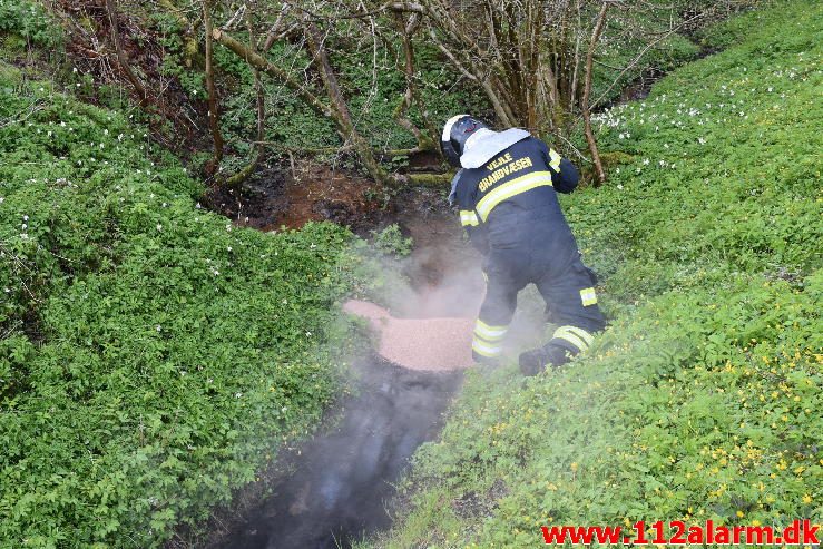 Bil ende i grøften. Grejsdalsvej lige før Fløjstrup. 28/04-2017. Kl. 08:06.