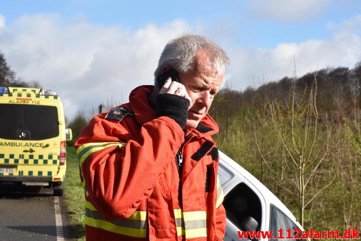 Bil ende i grøften. Grejsdalsvej lige før Fløjstrup. 28/04-2017. Kl. 08:06.