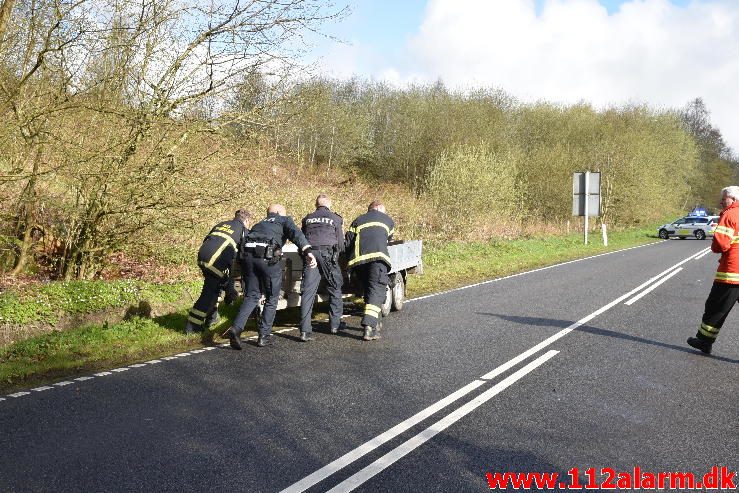 Bil ende i grøften. Grejsdalsvej lige før Fløjstrup. 28/04-2017. Kl. 08:06.