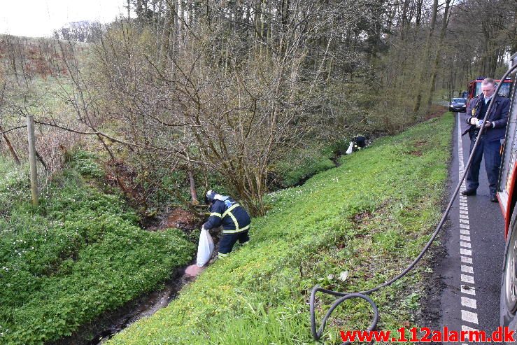 Bil ende i grøften. Grejsdalsvej lige før Fløjstrup. 28/04-2017. Kl. 08:06.