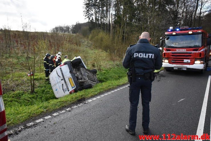 Bil ende i grøften. Grejsdalsvej lige før Fløjstrup. 28/04-2017. Kl. 08:06.