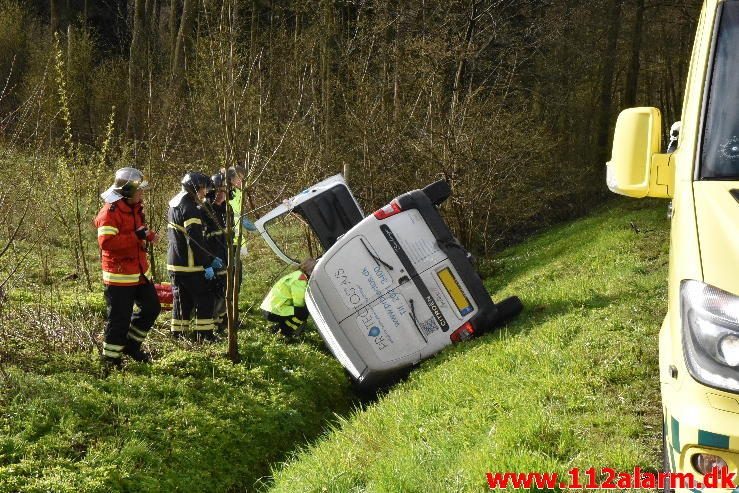 Bil ende i grøften. Grejsdalsvej lige før Fløjstrup. 28/04-2017. Kl. 08:06.