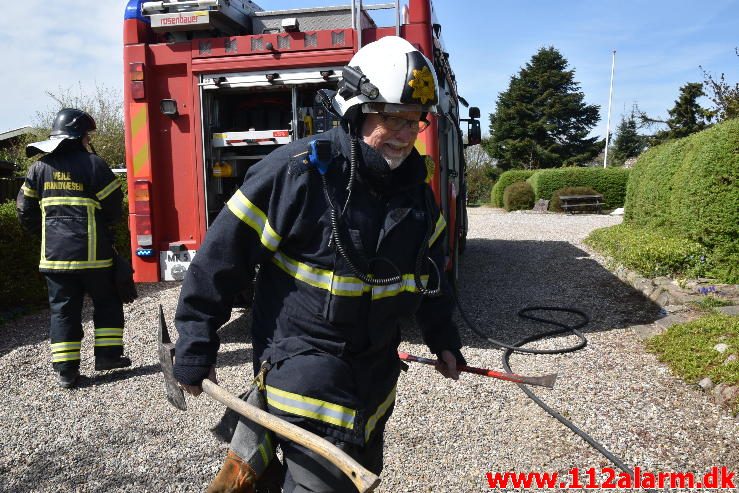 Brand i Kolonihavehus. Løvsangerstien i Vejle. 02/05-2017. Kl. 11:26.