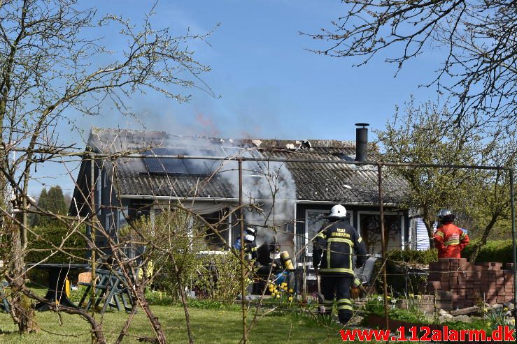 Brand i Kolonihavehus. Løvsangerstien i Vejle. 02/05-2017. Kl. 11:26.