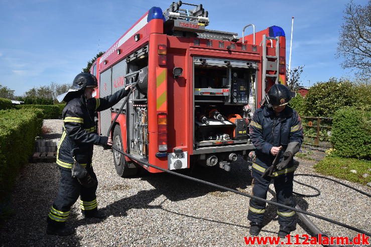 Brand i Kolonihavehus. Løvsangerstien i Vejle. 02/05-2017. Kl. 11:26.